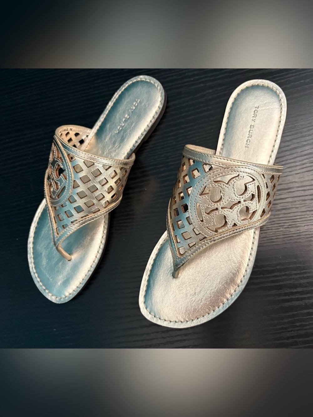 TORY BURCH Thatched Perforated Logo Emmy Serenity Thong Sandal Gold Size 7 NWOB